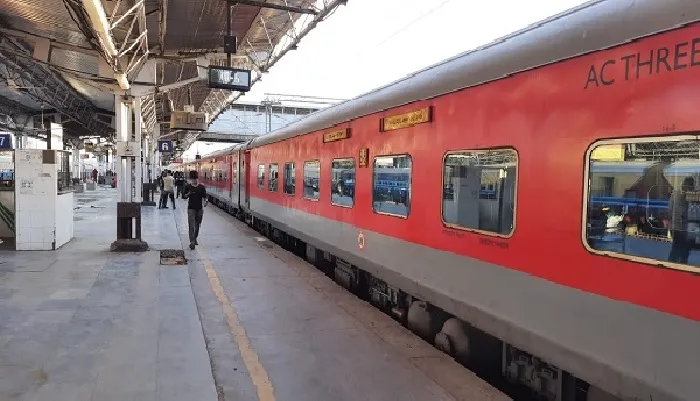 कानपुर: देहरादून एक्सप्रेस में हाईकोर्ट के वकील की हालत बिगड़ी, पनकी स्टेशन पर हड़कंप