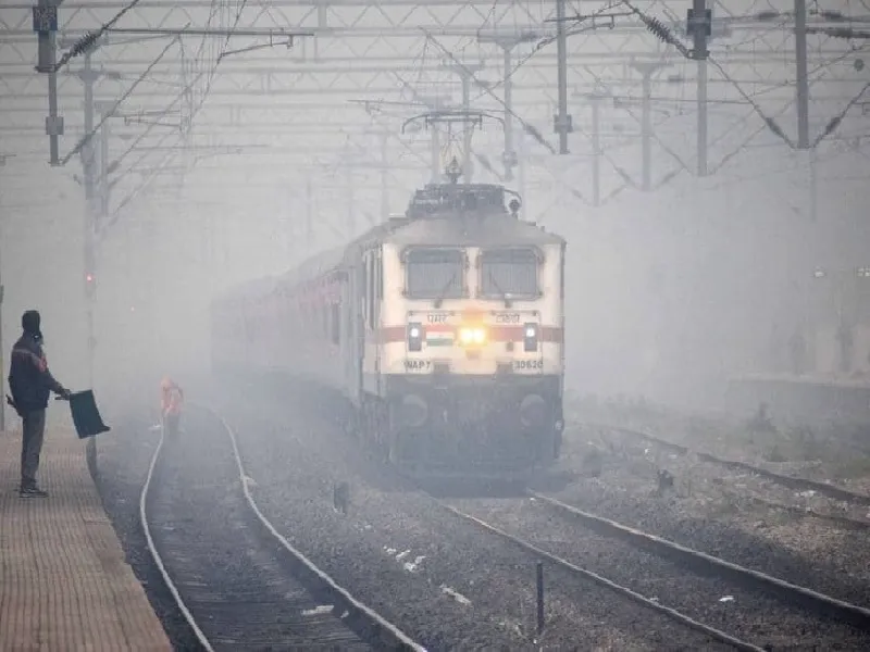  लखनऊ : यात्रीगण कृप्या ध्यान दें....कोहरे के कारण तीन दर्जन से अधिक ट्रेनों को किया गया कैंसिल