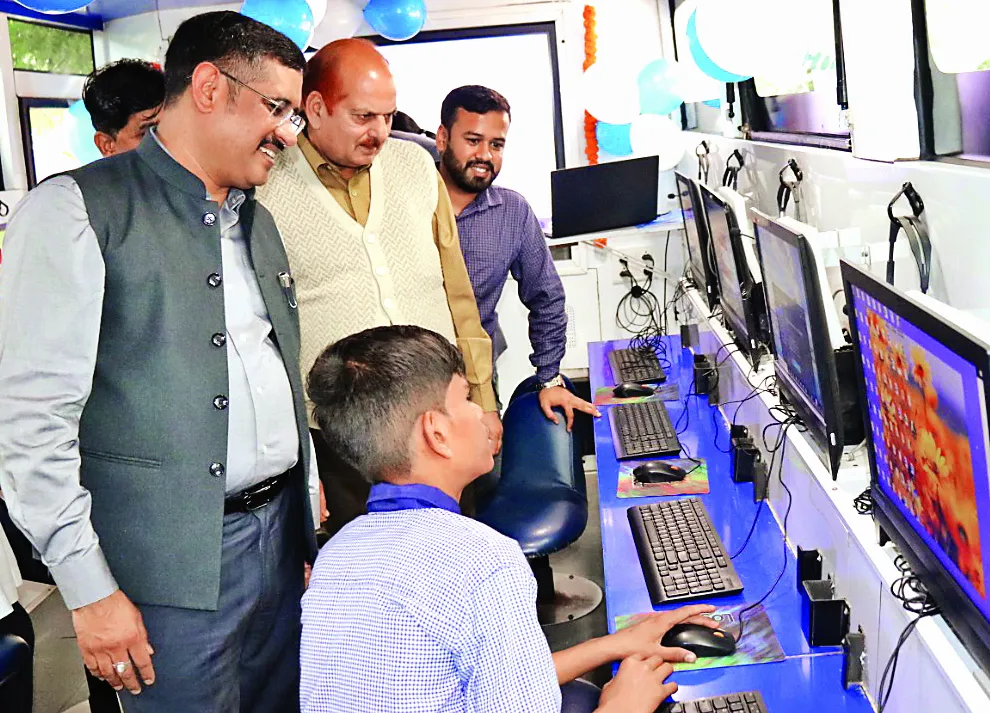 रुद्रपुर: स्मार्ट शिक्षा डिजिटल बस को किया रवाना