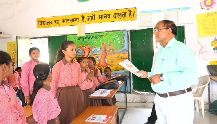 औचक निरीक्षण : डीएम ने परखी पठन-पाठन की गुणवत्ता