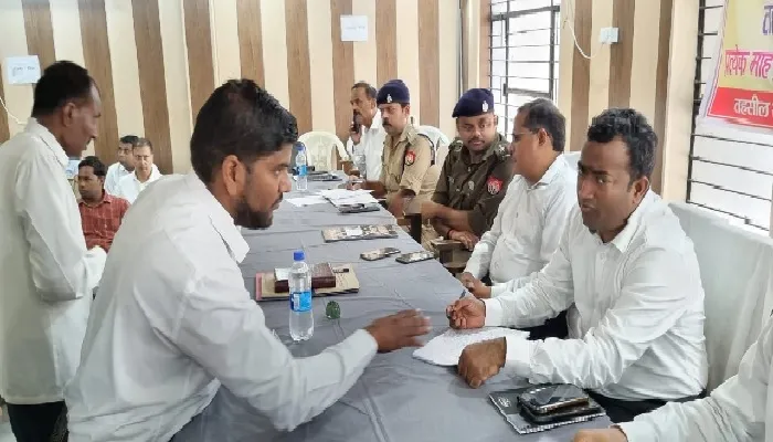 अयोध्या : तहसील में मंडलायुक्त, डीएम व एसएसपी ने सुनी लोगों की फरियाद