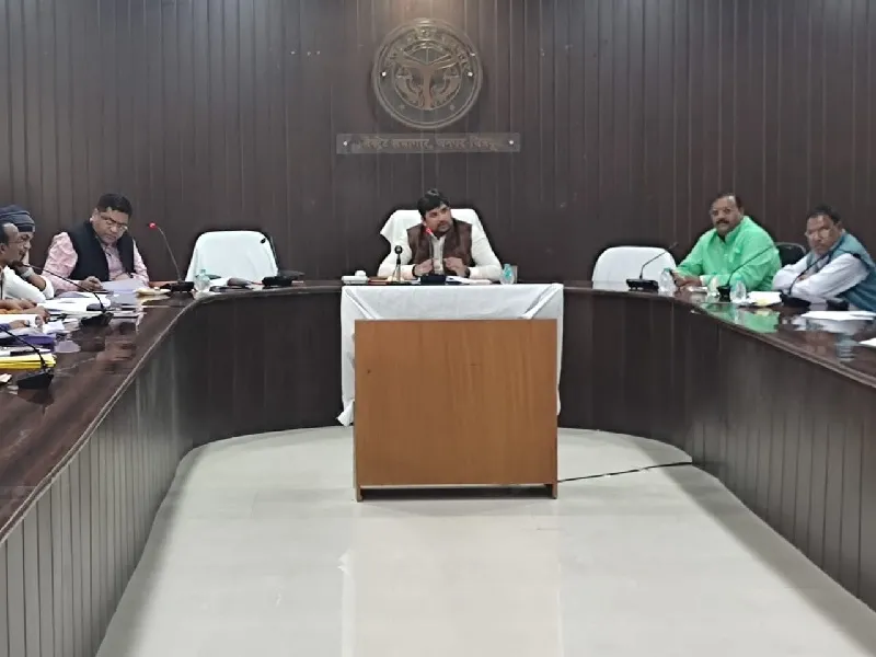  चित्रकूट :  उद्योग बंधु समिति की बैठक में डीएम का निर्देश, गैरहाजिर अधिकारियों को भेजी जाए नोटिस