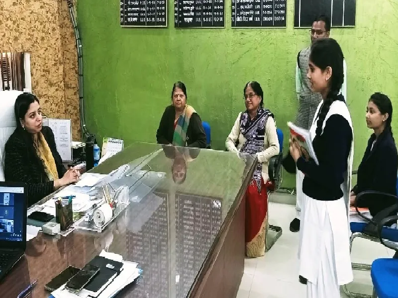 बांदा : जिज्ञासु छात्राओं ने डीएम-एसपी से साक्षात्कार कर पूछे सवाल