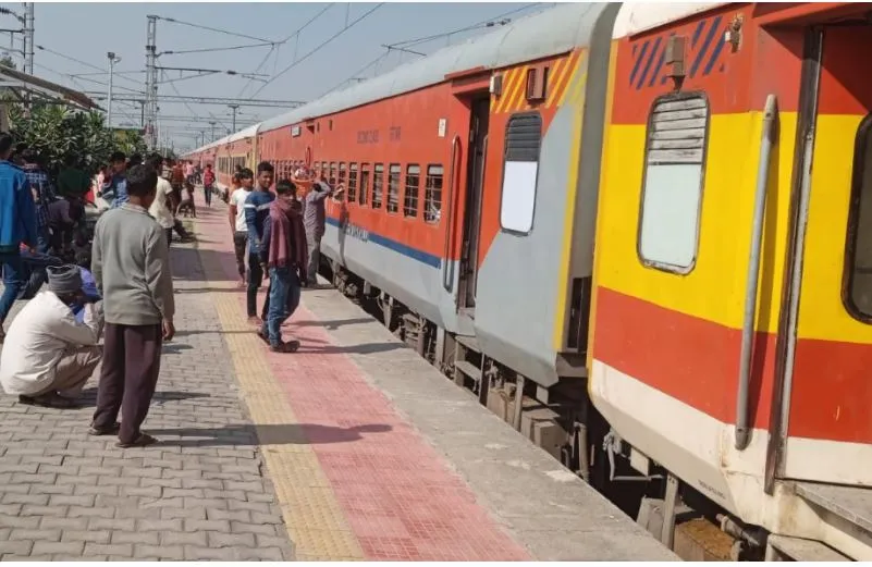 शाहजहांपुर: मालगाड़ी का गर्रा पुल पर इंजन फेल, दो घंटे संचालन रहा ठप