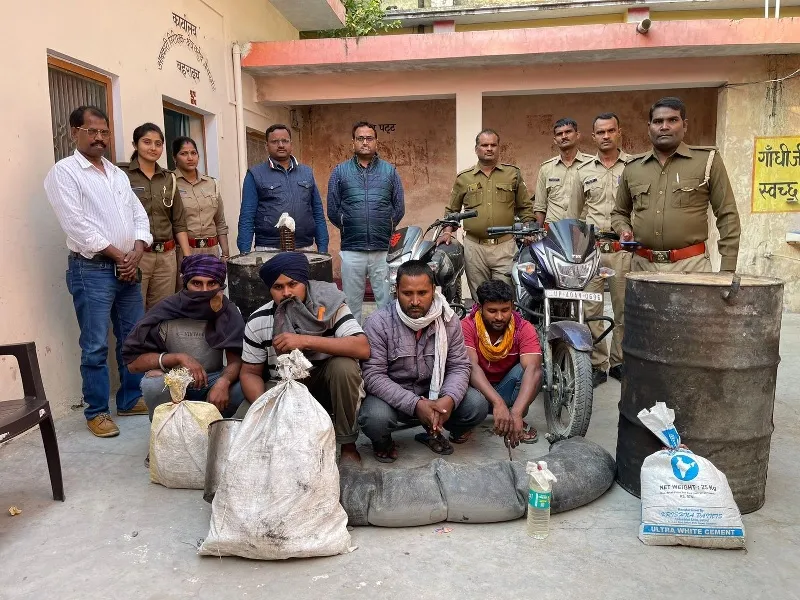 बहराइच : जंगल में बना रहे थे कच्ची शराब, चार गिरफ्तार
