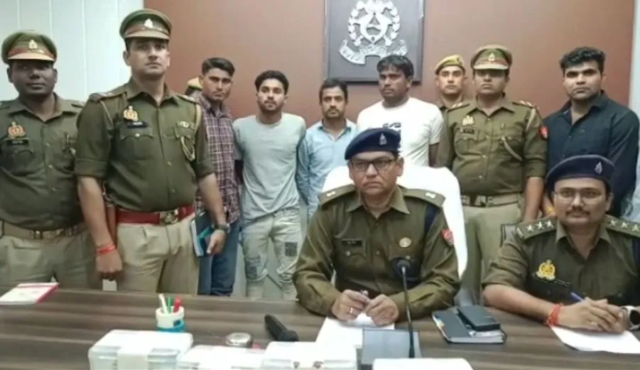 मथुरा: हनी ट्रैप में फंसाकर लूटने वाले चार गिरफ्तार, कई वारदातों को दे चुके हैं अंजाम