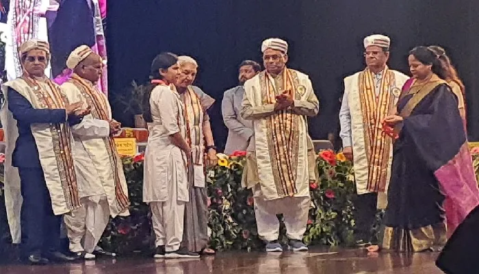 9वां दीक्षांत समारोह : डॉ. शकुंतला मिश्रा राष्ट्रीय पुनर्वास विश्वविद्यालय में मेधावीयों को मिले मेडल