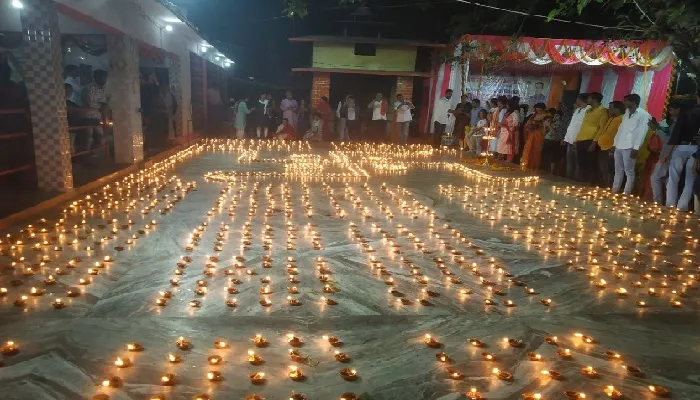 बहराइच : मरी माता तट पर एकसाथ जलाई गई 5100 दीया