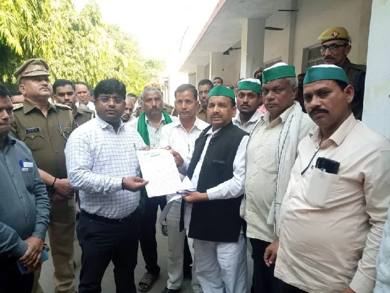 अयोध्या : किसान दिवस निरस्त होने से आक्रोशित किसानों ने दिया धरना