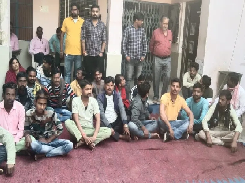 बहराइच: नगर पंचायत अध्यक्ष ने रोका कर्मियों का वेतन, प्रदर्शन