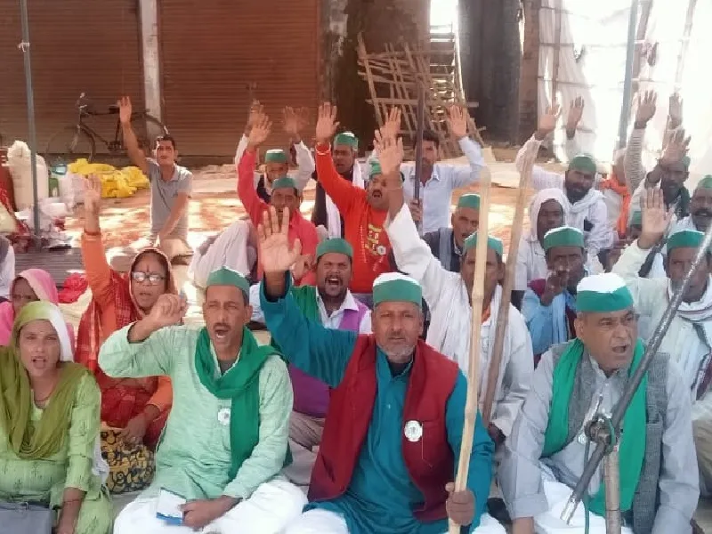 बहराइच : गन्ना बकाया को लेकर किसानों का धरना जारी