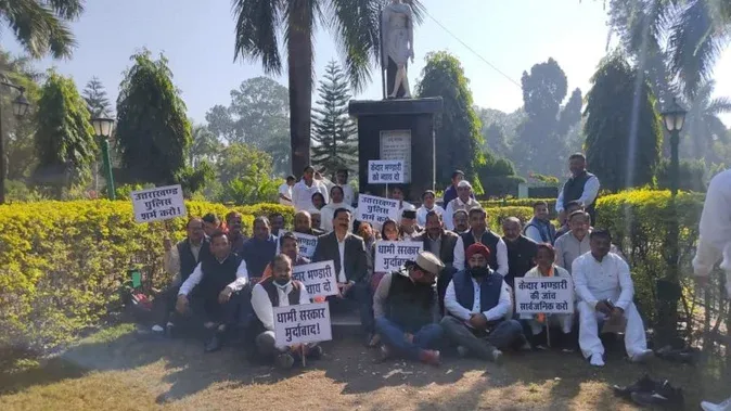 उत्तरकाशी: लापता बेटे की वापसी के लिए धरने पर बैठे माता-पिता, पुलिस ने जबरन उठाया