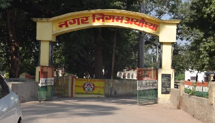 अयोध्या : अफसरों की बड़ी फौज, लेकिन काम करने वालों का टोटा