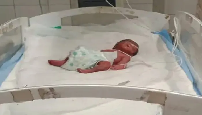 गाजियाबाद : सड़क पर प्लास्टिक के थैले में मिली नवजात बच्ची