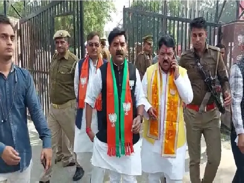  मैनपुरी उपचुनाव : भाजपा प्रत्याशी रघुराज शाक्य ने भरा नामांकन, पहुंचे मुलायम की समाधि स्थल