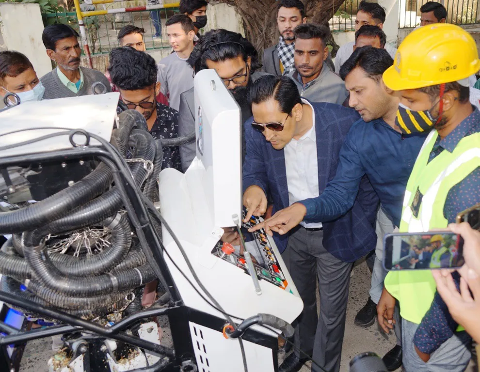 हल्द्वानी: बीकानेर स्वीट्स ने सरस बाजार के सीवर टैंक पर बना दिया जेनरेटर कक्ष