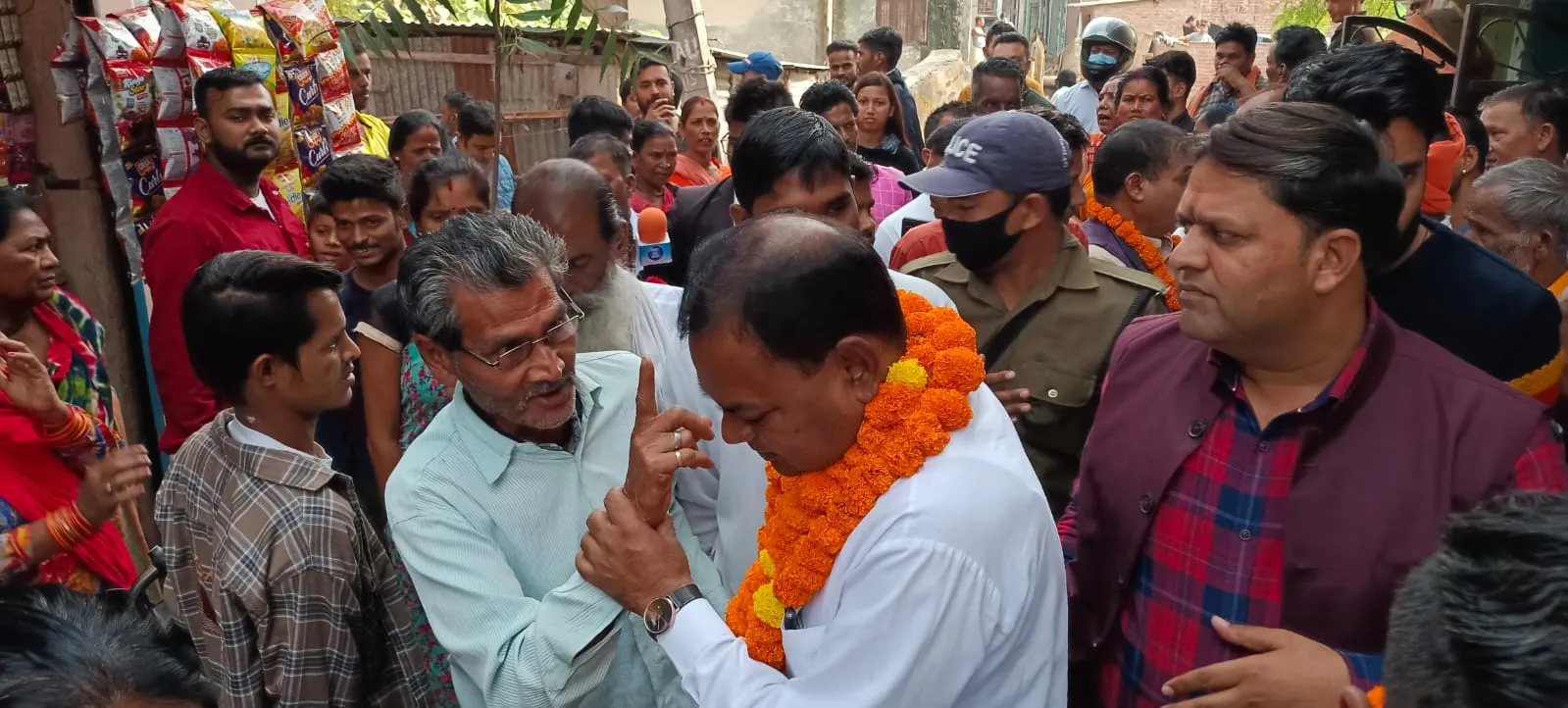 रुद्रपुर: संपर्क पुल का निरीक्षण को पहुंचे मेयर को करना पड़ा लोगों का गुस्से का सामना