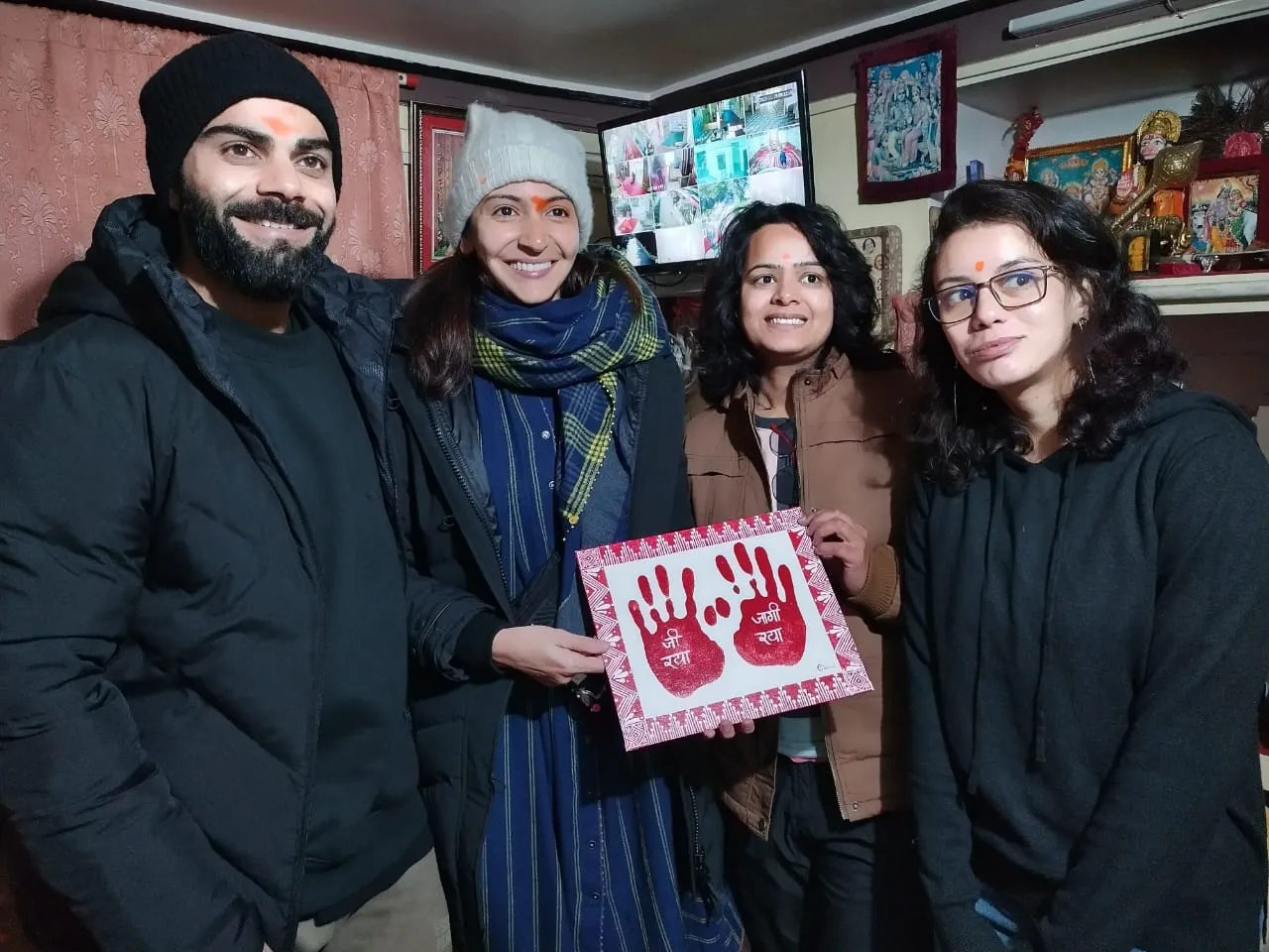 नैनीताल: विराट और अनुष्का पहुंचे हनुमान गढ़ी मंदिर, प्रशंसकों ने भेंट किया कुमाऊंनी ऐपण