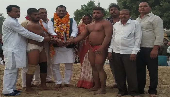 बांदा : निकाल दांव लगाकर शिव विलास पलरा ने राहुल पहलवान मथुरा को दी पटखनी