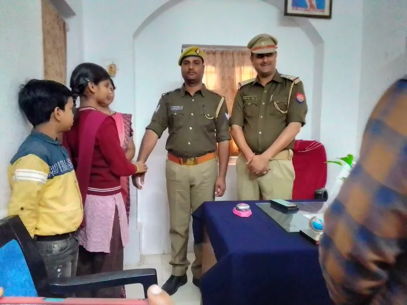 बहराइच :  पुलिस को सुरक्षा सूत्र बांधकर मनाया सुरक्षा बंधन
