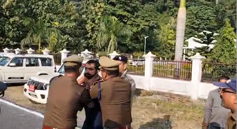 पुलिस व कार्यकर्ताओं के बीच मुठभेड़।