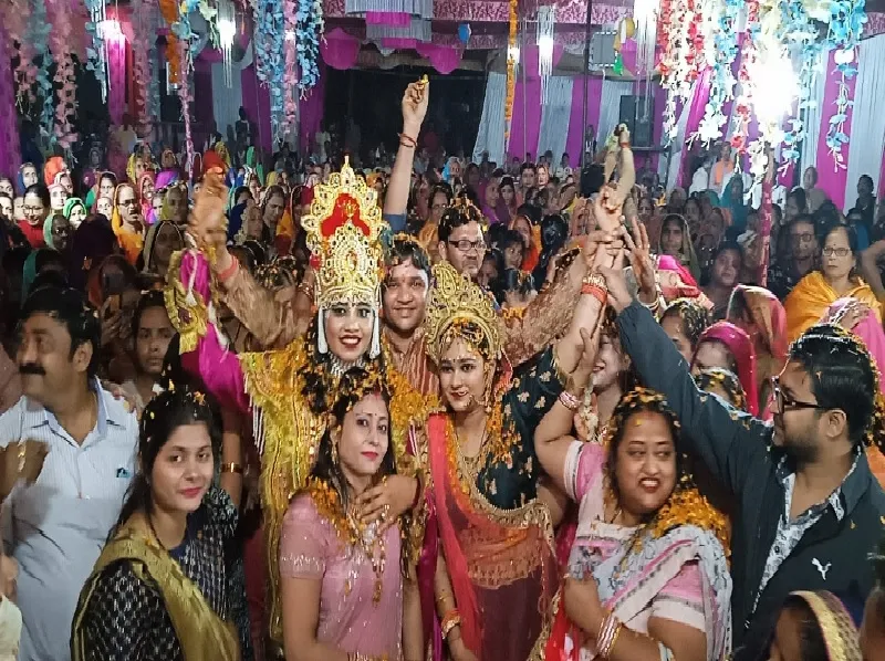 बांदा :  श्रीकृष्ण-रुक्मणी विवाह में श्रद्धालुओं ने की पुष्पवर्षा