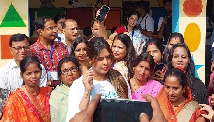 लखनऊ में सरकारी स्कूल के बच्चों से मिली प्रियंका चोपड़ा