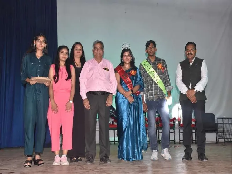 अयोध्या : आलोक को मिस्टर व प्रीती को मिस फ्रेशर का खिताब