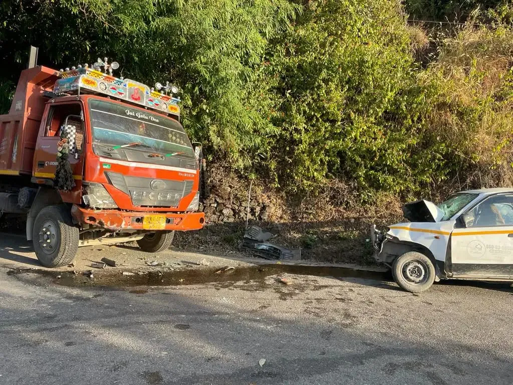 भवाली: फरसौली में डंपर और कार की भिड़ंत में पांच लोग घायल