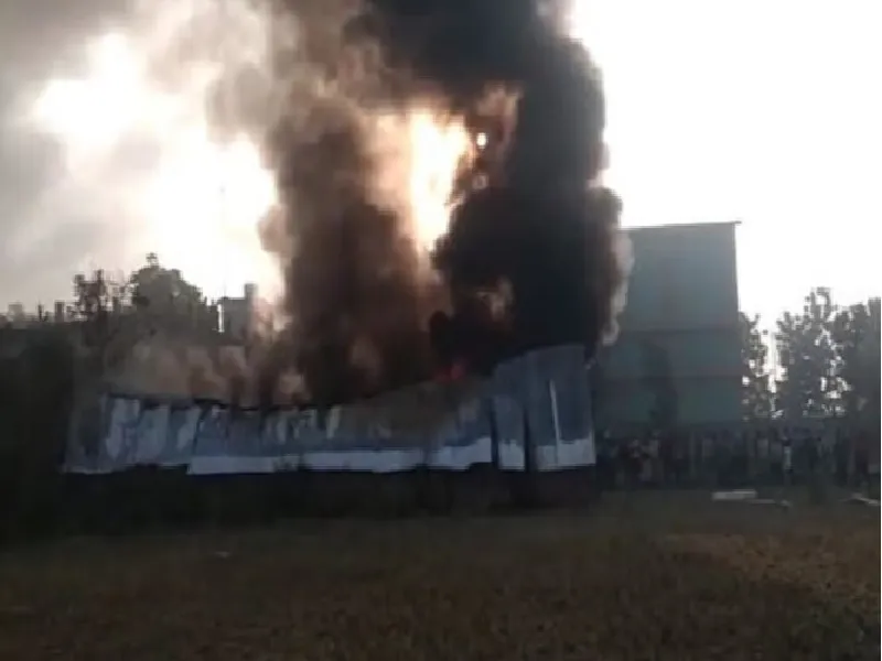 आजमगढ़:  गद्दे के गोदाम में लगी भीषण आग, बच्चा झुलसा
