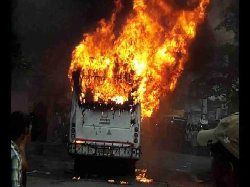 लखनऊ : बस में निकले आग के गुबार से यात्रियों में दहशत