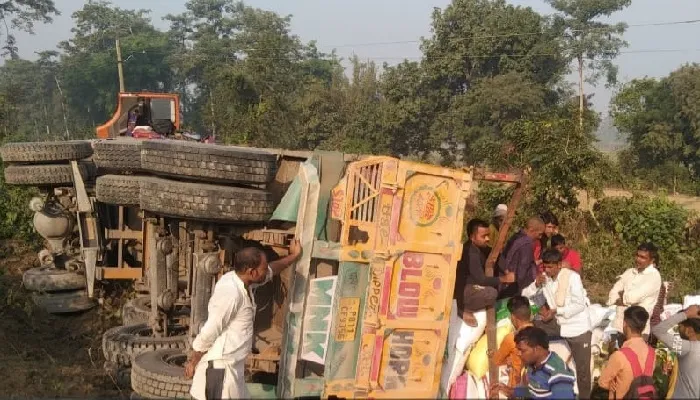 बहराइच : धान लेकर जा रही ट्रक खाई में गिरी, बाल बाल बचे लोग