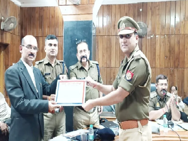 बहराइच : अप्रूवल रेटिंग में टॉप फाइव में शामिल थानाध्यक्षों को मिला सम्मान