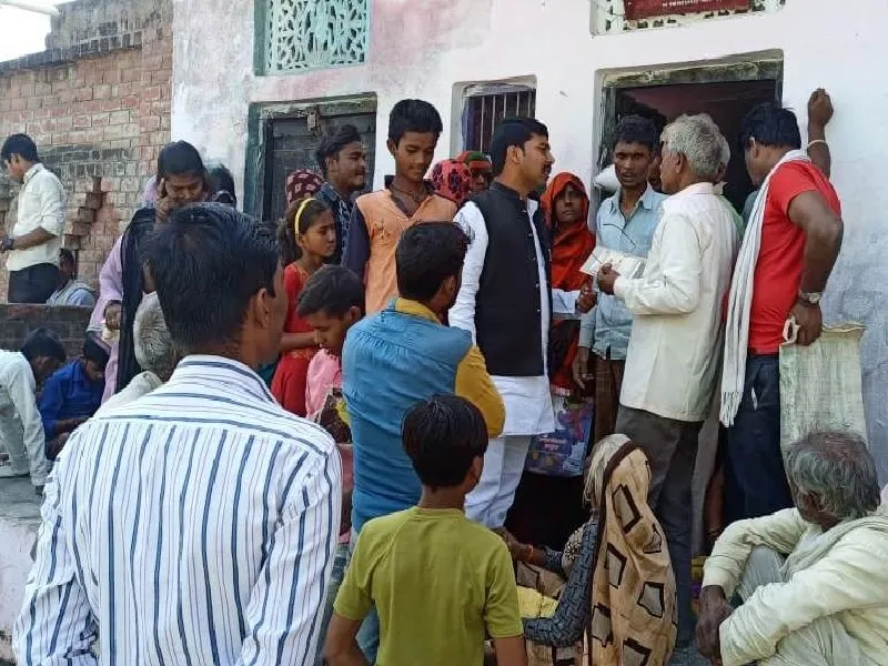 बांदा : डीडीसी ने अंत्योदय कार्डधारकों से ज्यादा कीमत वसूलते कोटेदार को पकड़ा