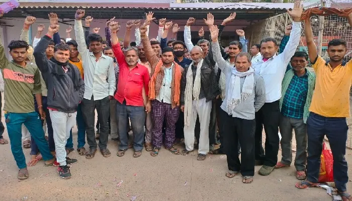 डीएपी की मारामारी : खाद न मिलने पर किसानों ने नारेबाजी के साथ किया प्रदर्शन