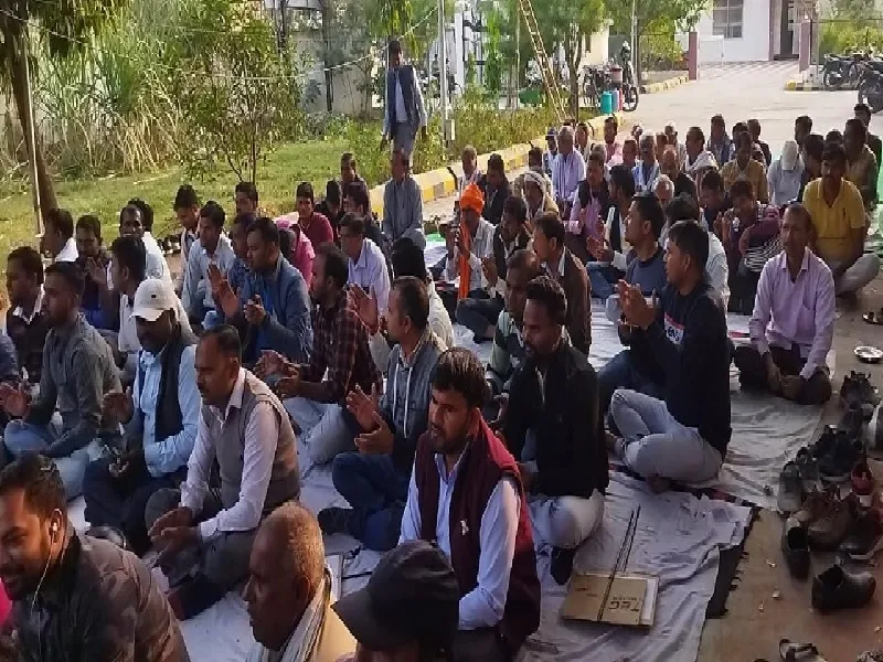 बांदा : ऊर्जा मंत्री से नहीं बनी बात, हड़ताल दूसरे दिन भी जारी