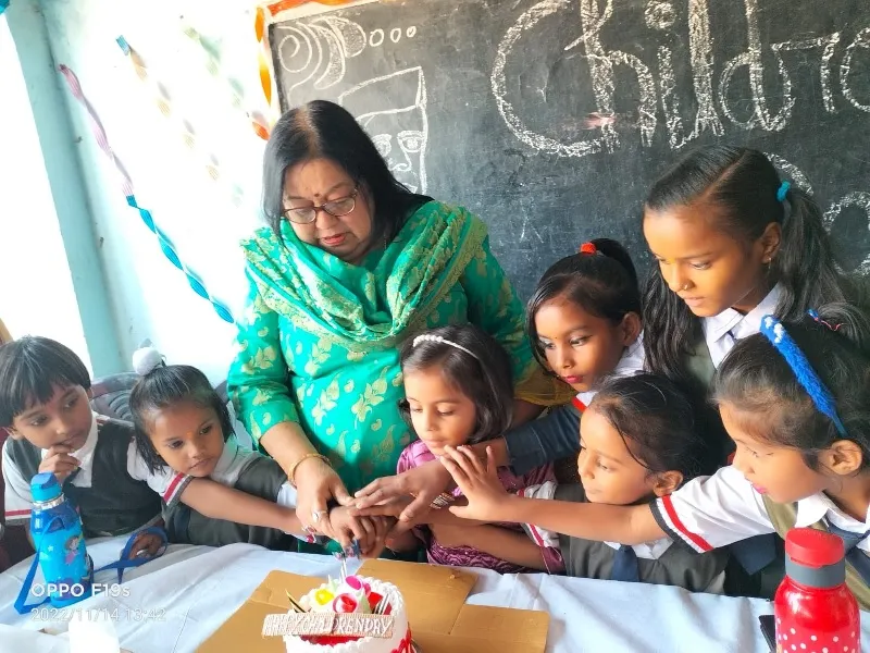 बाल दिवस :  चाचा नेहरू के गुणगान के साथ काटा गया केक, बच्चों ने की मस्ती