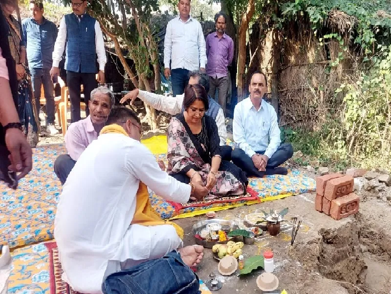 अयोध्या : मुख्यमंत्री आवास योजना के लाभार्थी के आवास की भूमि का किया पूजन