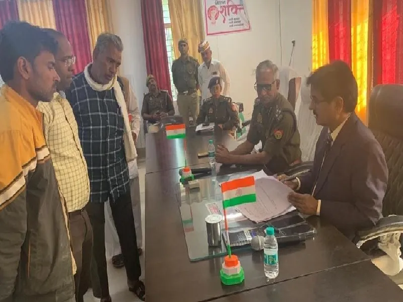 बांदा : राजस्व निरीक्षक से पैमाइश कराकर निस्तारित करें भूमि संबंधी प्रकरण: मंडलायुक्त 