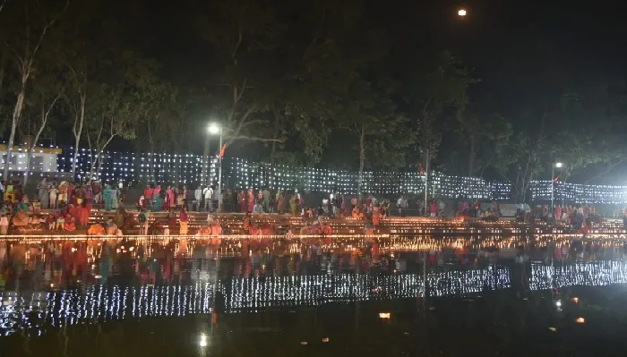 बाराबंकी : देव दीपावली पर जगमगाया शक्ति धाम महादेव तालाब