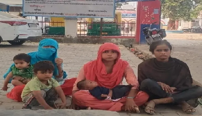 बांदा : अवैध खनन के विरोध में धरने पर बैठा पीड़ित परिवार