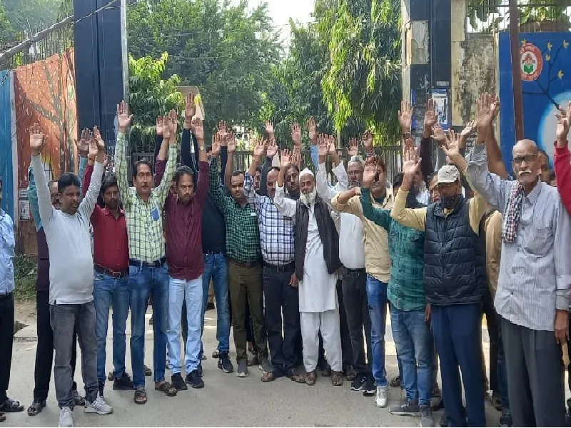 अयोध्या : उचित मुआवजे की मांग को लेकर व्यापारियों का प्रदर्शन, सौंपा ज्ञापन 