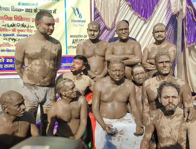 देहरादून: सीएम धामी ने लिया नेचुरोपैथी के तहत मिट्टी के लेप से उपचार