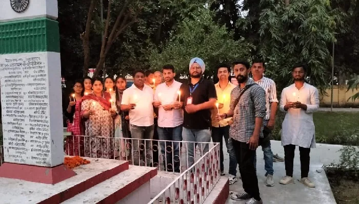 मोरबी पुल हादसा : जिले में मोमबत्ती जलाकर मृतकों को दी श्रद्धांजलि
