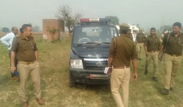 संभल : कब्र से निकलवाया नवजात बच्ची का शव, डीएम के आदेश पर एसडीएम व सीओ ने की कार्रवाई