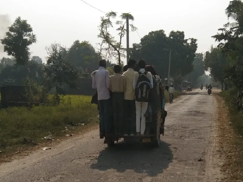खतरे का सफर :  ऑटो के पावदान पर यात्रा कर रहे लोग