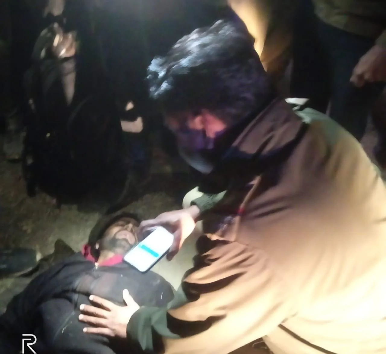 हल्द्वानी: गधेरे में गिरा बाइक सवार, पुलिस ने बचाई जान