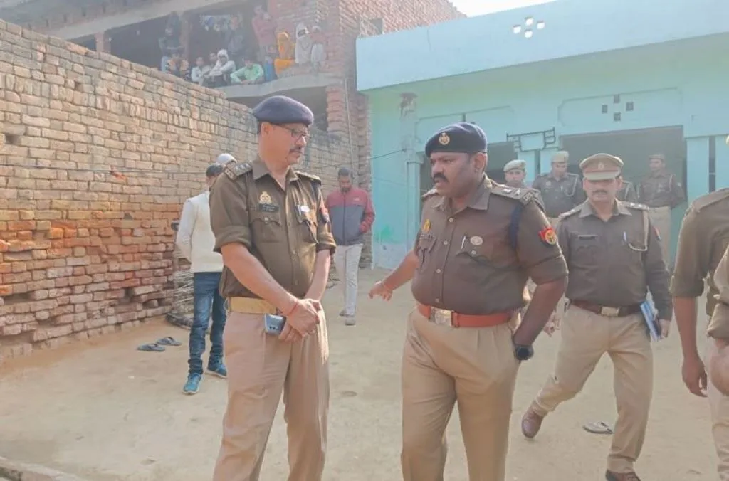 कासगंज: मां के पास सो रहा अबोध लापता, फोरेंसिक और डॉग स्क्वायड टीम जांच करने पहुंची