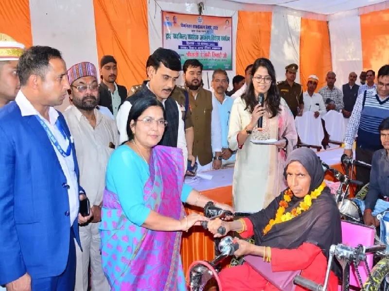  हरदोई :  65 दिव्यांग जनों को राज्यमंत्री ने वितरित की ट्राईसाईकिल