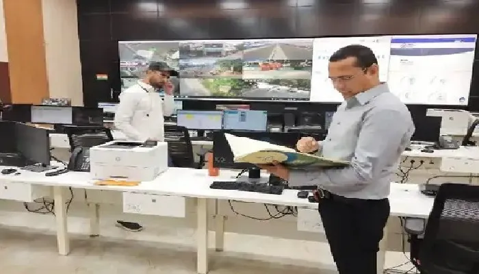 कानपुर: स्मार्ट सिटी कार्यालय का मंडलायुक्त ने किया औचक निरीक्षण, 33 कर्मचारी गैरहाजिर